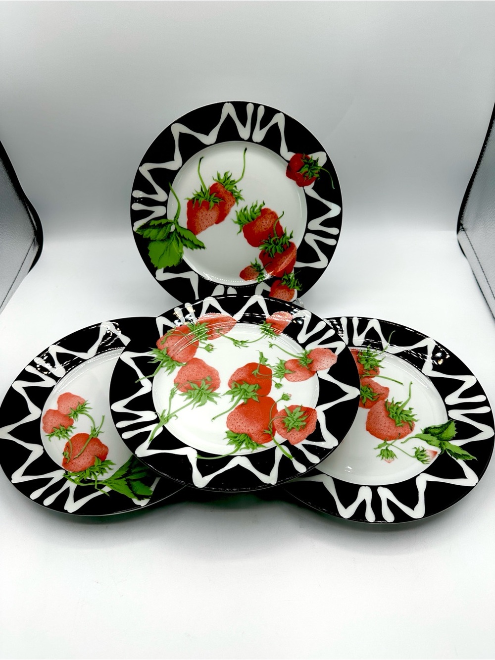 4 Limoges “Fraise Florida” French Luncheon Plates 1987 - Picture 2 of 7